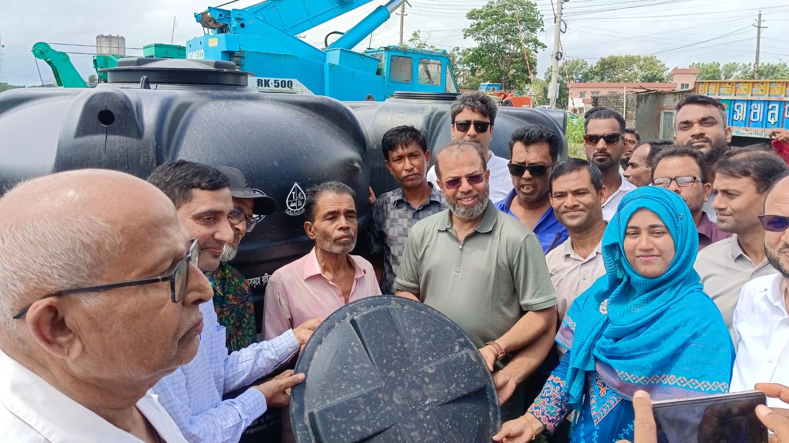 মোংলায় সুপেয় পানির সংকট নিরসনে ৩ শতাধিক পরিবার পেল পানির ট্যাংক